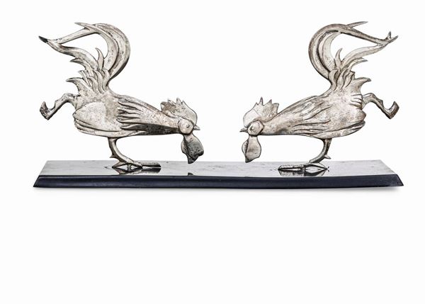 Scultura raffigurante due galli in argento. Argenteria artistica milanese del XX secolo. Argentieri Fratelli Cacchione