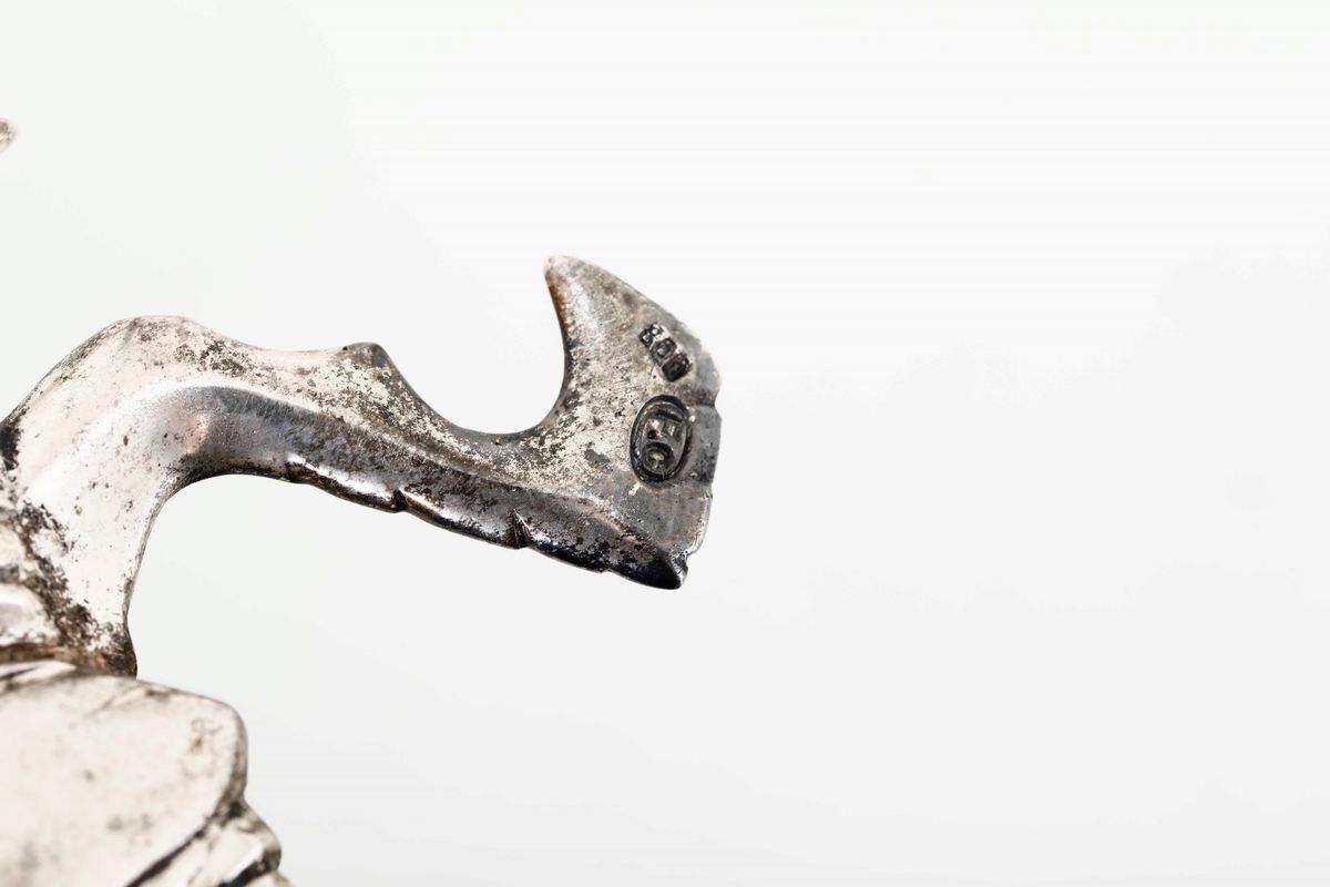 Scultura Raffigurante Due Galli in Argento. Argenteria Artistica Milanese del XX Secolo. Argentie...