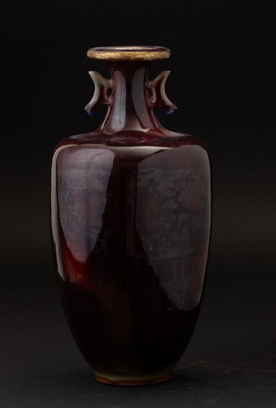 Vaso in Porcellana Monocroma Color Sangue di Bue con Piccole Anse Sagomate, Cina, Dinastia Qing, ...