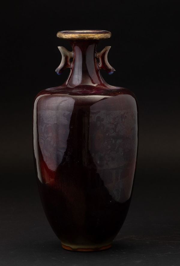 Vaso in porcellana monocroma color sangue di bue con piccole anse sagomate, Cina, Dinastia Qing, XIX secolo