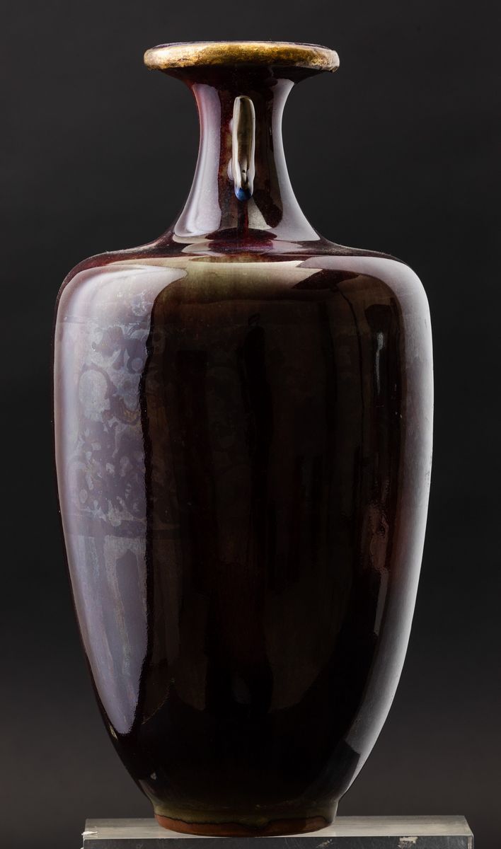 Vaso in Porcellana Monocroma Color Sangue di Bue con Piccole Anse Sagomate, Cina, Dinastia Qing, ...