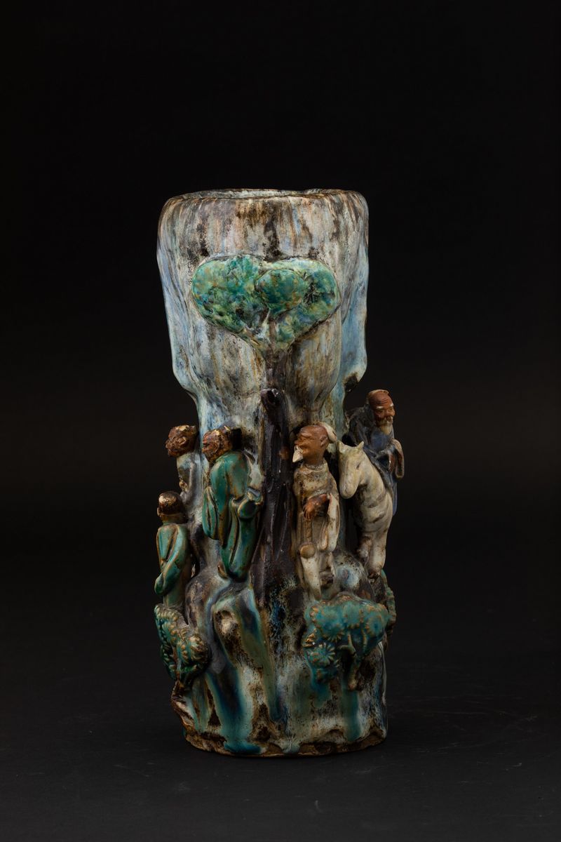 Vaso in Porcellana con Personaggi a Rilievo, Cina, Dinastia Qing, XIX Secolo