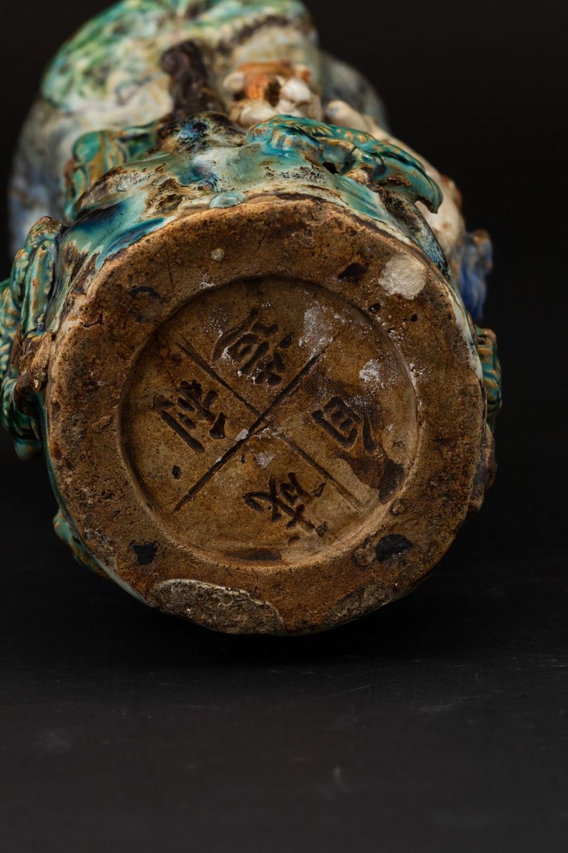 Vaso in Porcellana con Personaggi a Rilievo, Cina, Dinastia Qing, XIX Secolo