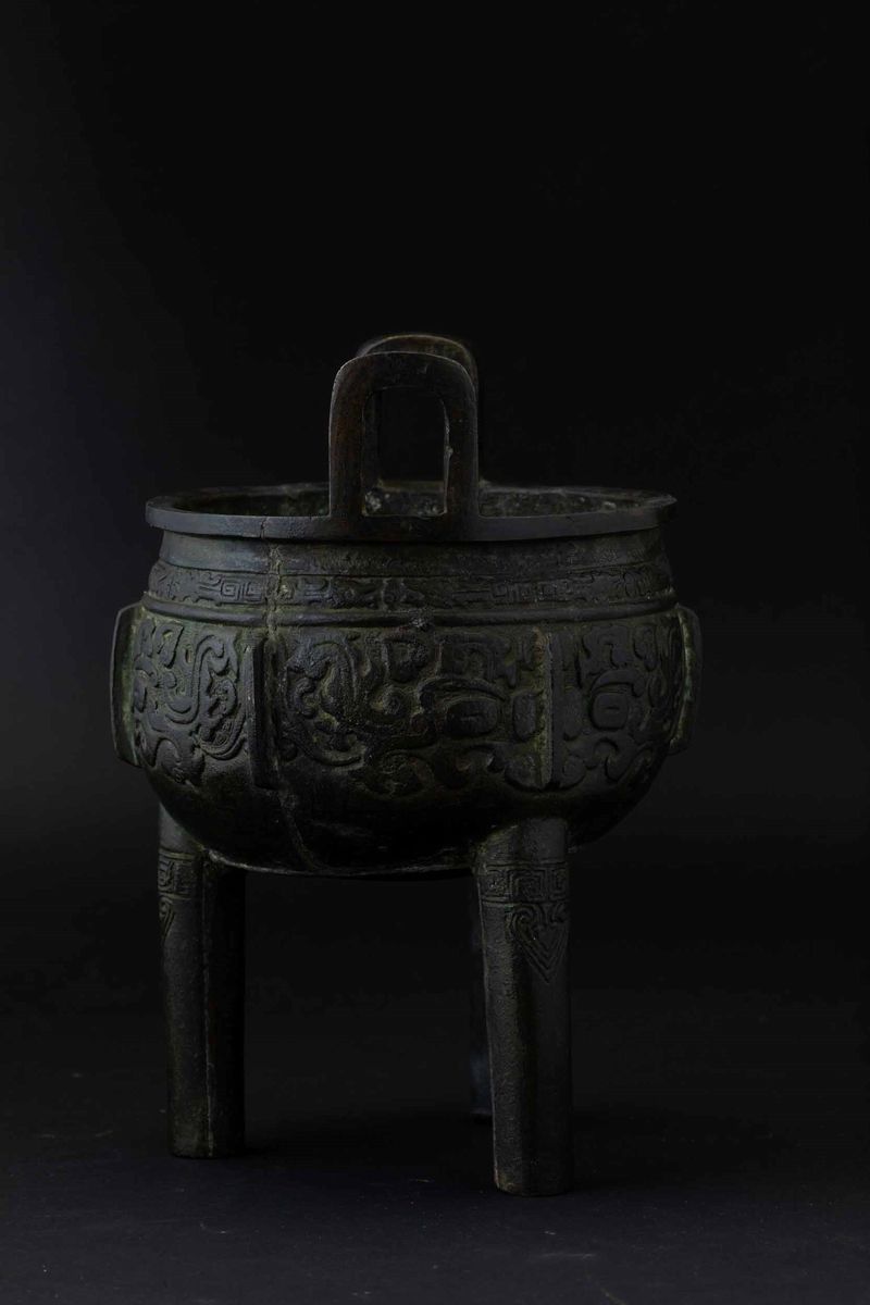 Incensiere Tripode in Bronzo con Decori D'ispirazione Arcaica Incisi, Cina, Dinastia Ming, XVII S...
