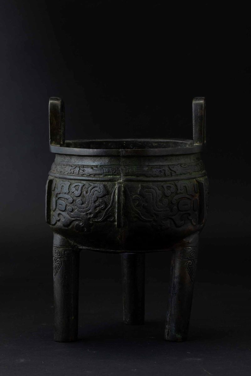 Incensiere Tripode in Bronzo con Decori D'ispirazione Arcaica Incisi, Cina, Dinastia Ming, XVII S...