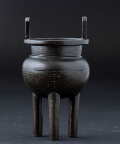 Incensiere Tripode in Bronzo Niellato in Argento con Decori D'ispirazione Arcaica, Cina, Dinastia...