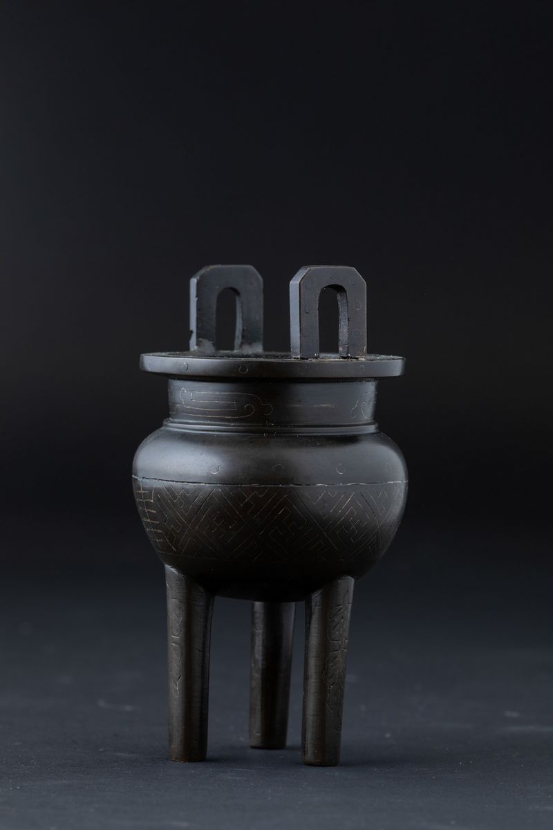 Incensiere Tripode in Bronzo Niellato in Argento con Decori D'ispirazione Arcaica, Cina, Dinastia...