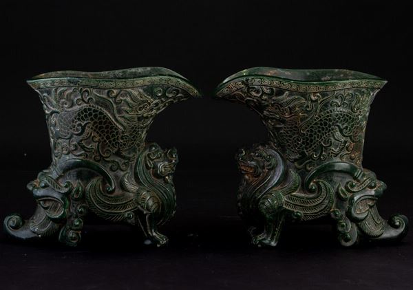 Due coppe da libagione scolpite in giada verde spinacio con base a foggia di drago e figure di draghi tra le nuvole incise, Cina, XX secolo