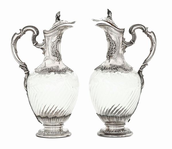 Coppia di caraffe in argento cesellato e cristallo molato. Argenteria francese del XX secolo