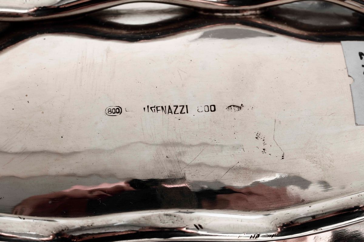 Centrotavola in Argento Fuso e Sbalzato. Argenteria Artistica Milanese del XX Secolo. Bollo con F...