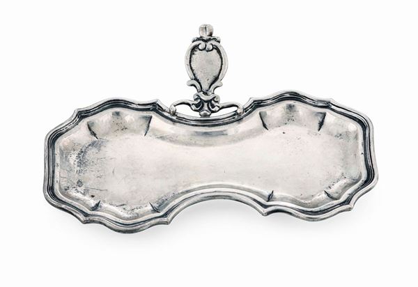 Vassoietto per smoccolatoio in argento fuso, sbalzato e cesellato. Repubblica veneziana del XVIII secolo