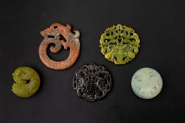 Lotto composto da cinque medaglioni in pietre dure con decori a rilievo e a traforo, Cina, XX secolo