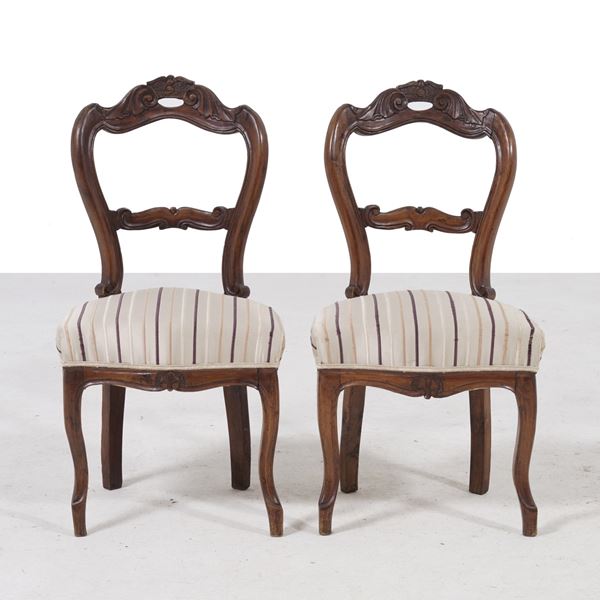 Coppia di sedie in legno intagliato