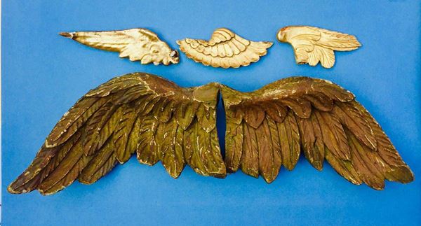 Cinque antiche ali scolpite di epoche diverse