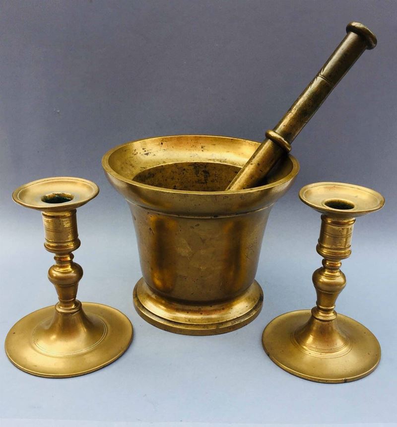 Due candelieri ed un mortaio antichi in bronzo  - Auction Ancient and Modern: 290 lots from a private collection | Cambi Time - I - Cambi Casa d'Aste