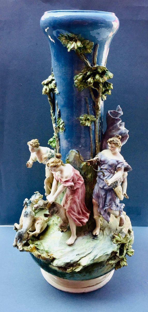 Imponente vaso con Diana cacciatrice in terraglia smaltata. Capodimonte XIX secolo