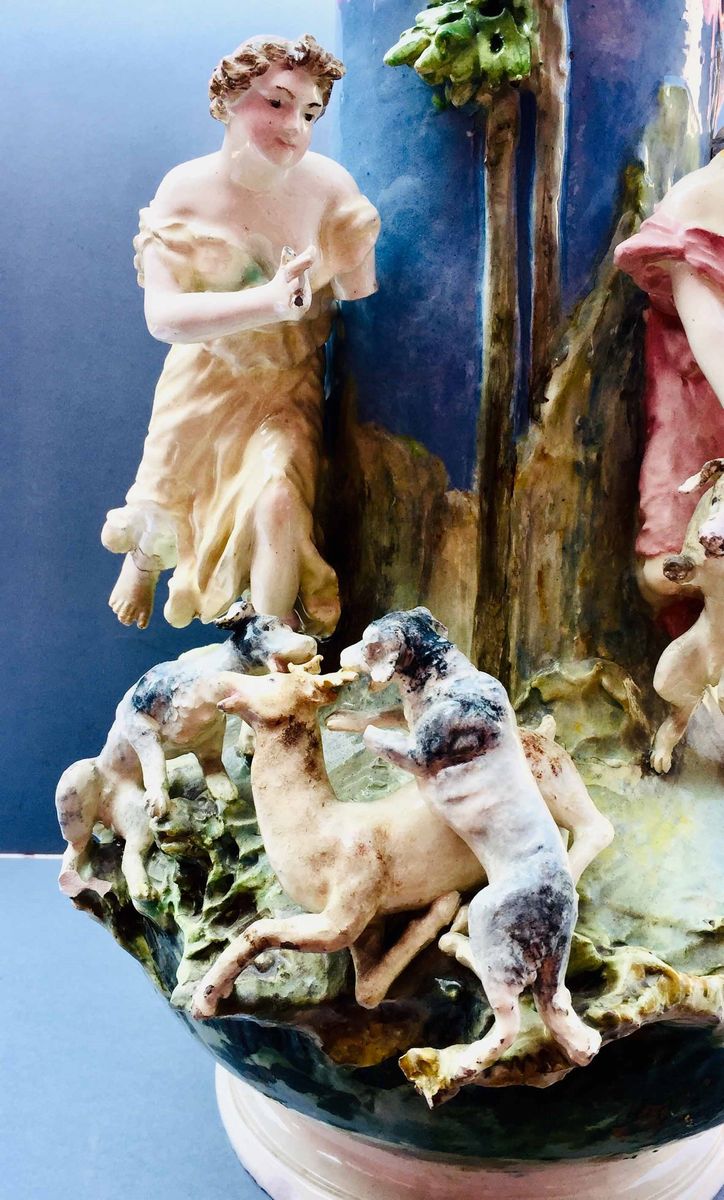Imponente Vaso con Diana Cacciatrice in Terraglia Smaltata. Capodimonte XIX Secolo