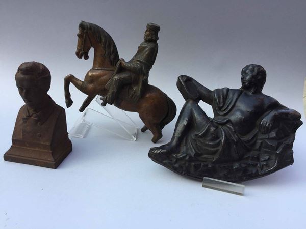 Tre sculture in metalli diversi
