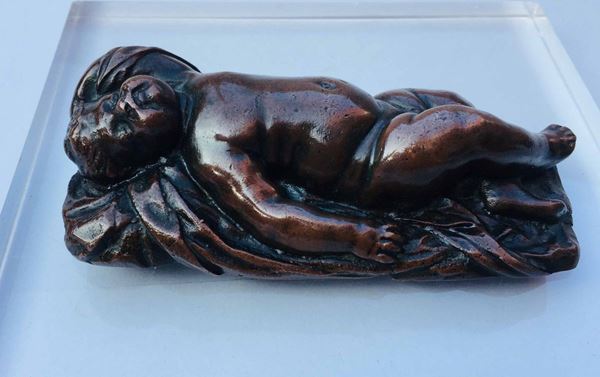 Antica scultura di Gesù bambino dormiente in bronzo patinato