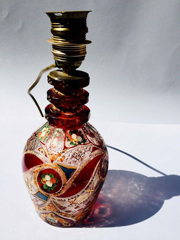 Bottiglia in vetro molato e dipinto, XIX secolo
