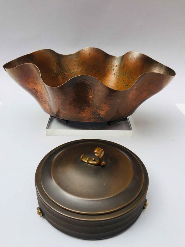 Un vaso mistilineo in rame martellato e una scatola in bronzo patinato, anni '30/40