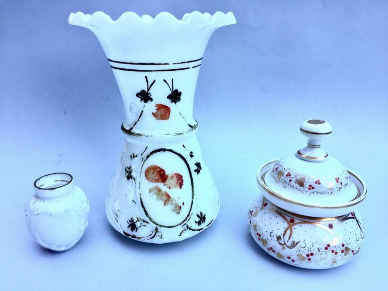 Tre oggetti in opaline, XIX secolo  - Asta Oltre 300 lotti ad offerta libera - Cambi Casa d'Aste
