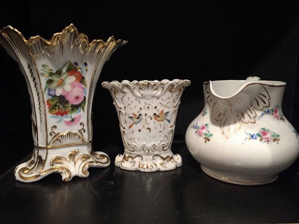 Due vasi e una brocca in porcellana dipinta e dorata, XIX secolo