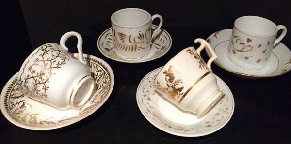Quattro tazze e quattro piattini in porcellana dorata, XIX secolo