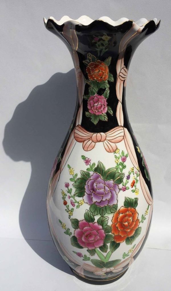 Vaso cinese in porcellana dipinta e dorata