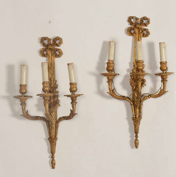 Coppia di appliques a tre luci in bronzo dorato. XIX-XX secolo
