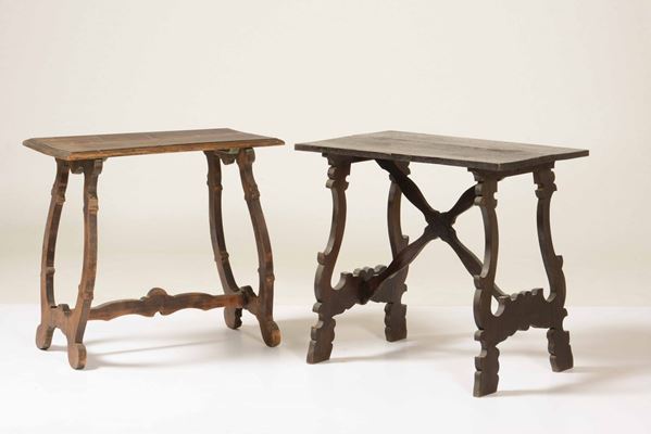 Due tavolini rettangolari con gambe a lira