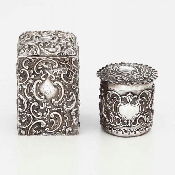 Due piccole scatole in argento sterling fuso, sbalzato e cesellato. Inghilterra XX secolo