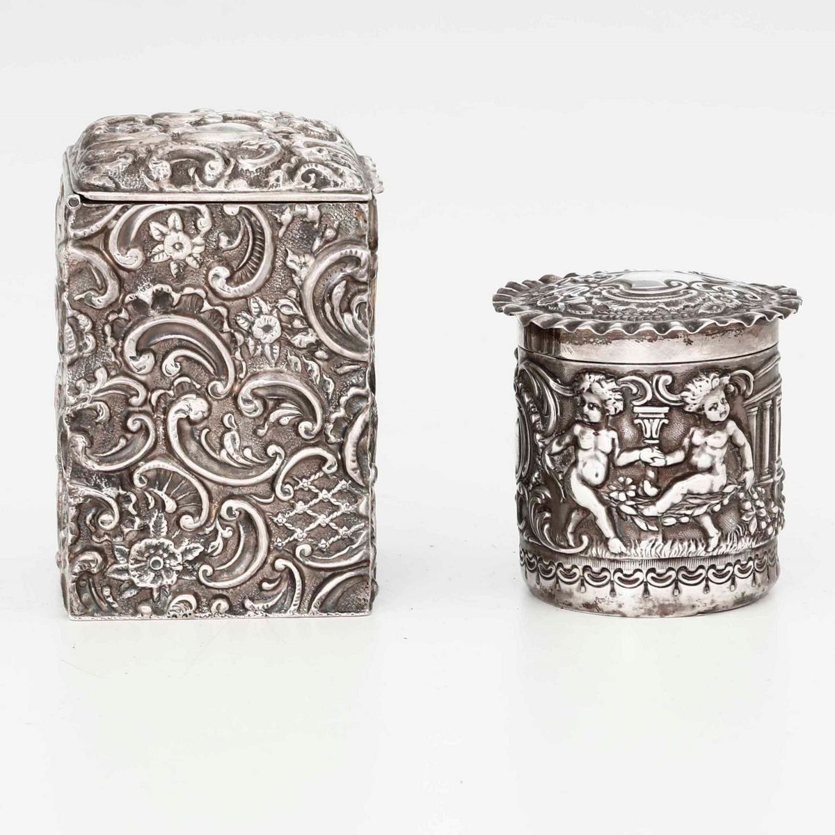 Due Piccole Scatole in Argento Sterling Fuso, Sbalzato e Cesellato. Inghilterra XX Secolo