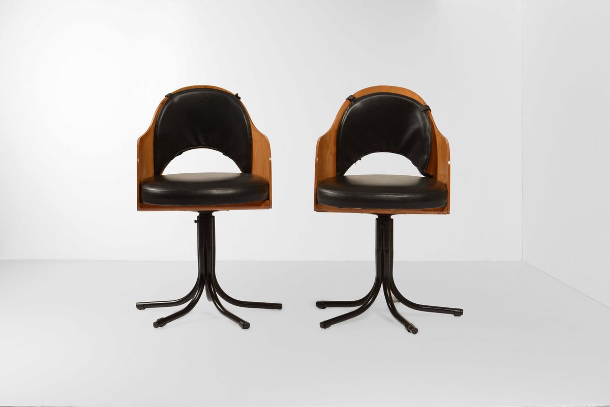 Cinque Poltrone con Struttura in Legno e Rivestimenti in Pelle.