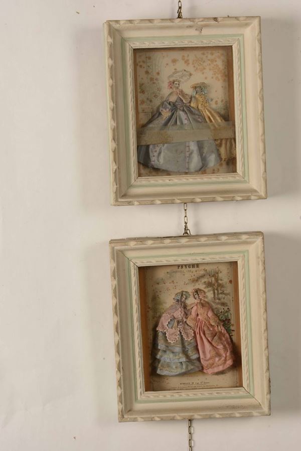 Coppia di stampe raffiguranti personaggi femminili con inserti in tessuto. Francia, XIX secolo. In cornici