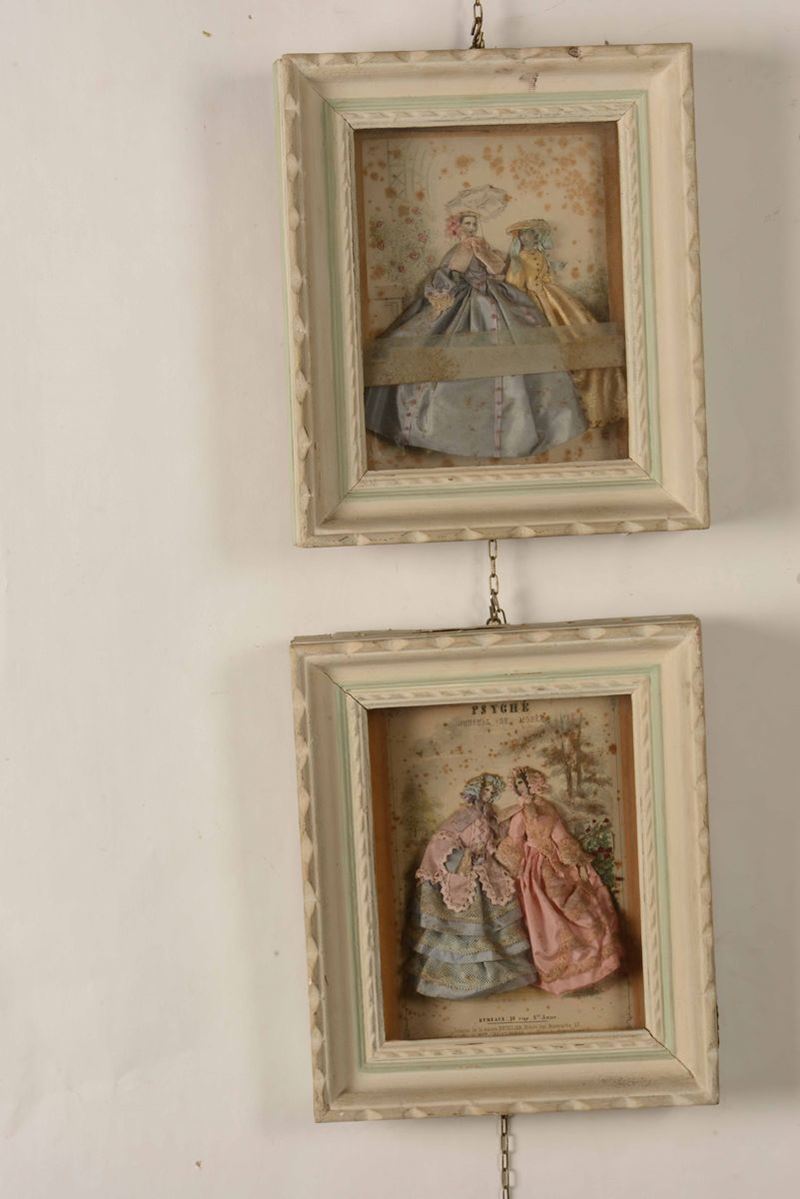 Coppia di stampe raffiguranti personaggi femminili con inserti in tessuto. Francia, XIX secolo. In cornici  - Auction A Lombard Property | Cambi Time - Cambi Casa d'Aste