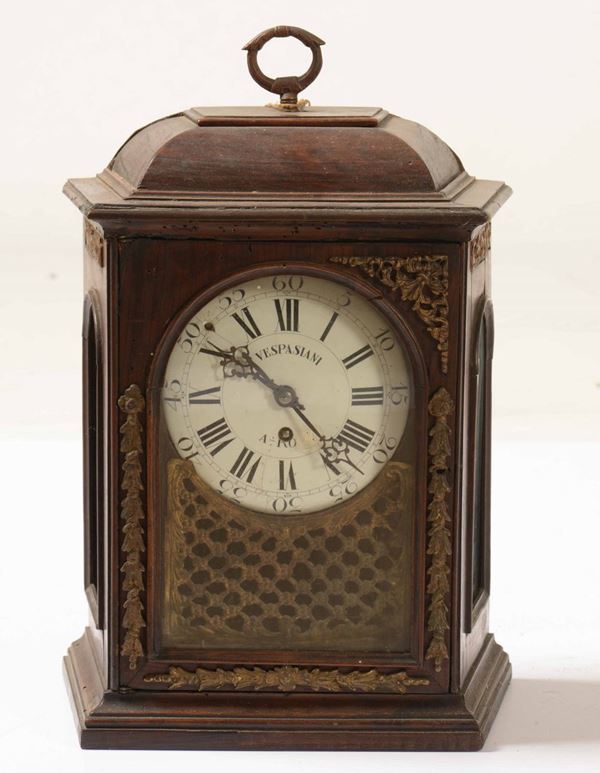 Orologio in legno e fregi dorati. XIX-XX secolo