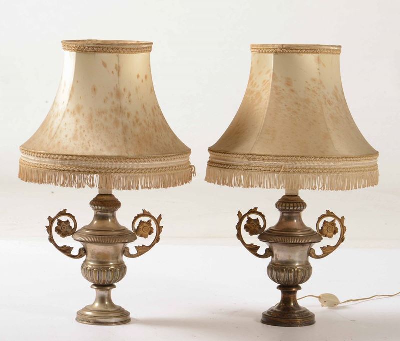 Coppia di vasi biansati in metallo argentato montati a lampada  - Auction A Lombard Property | Cambi Time - Cambi Casa d'Aste