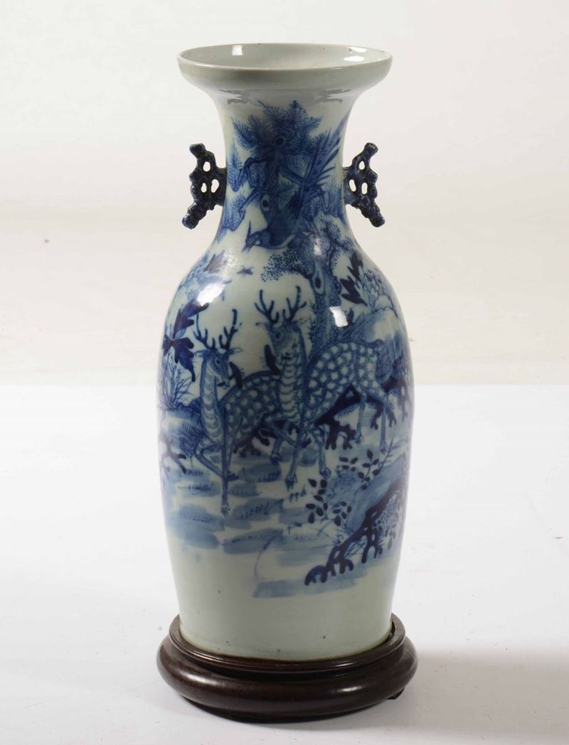 Vaso in porcellana bianca e blu, Cina XX secolo  - Auction A Lombard Property | Cambi Time - Cambi Casa d'Aste