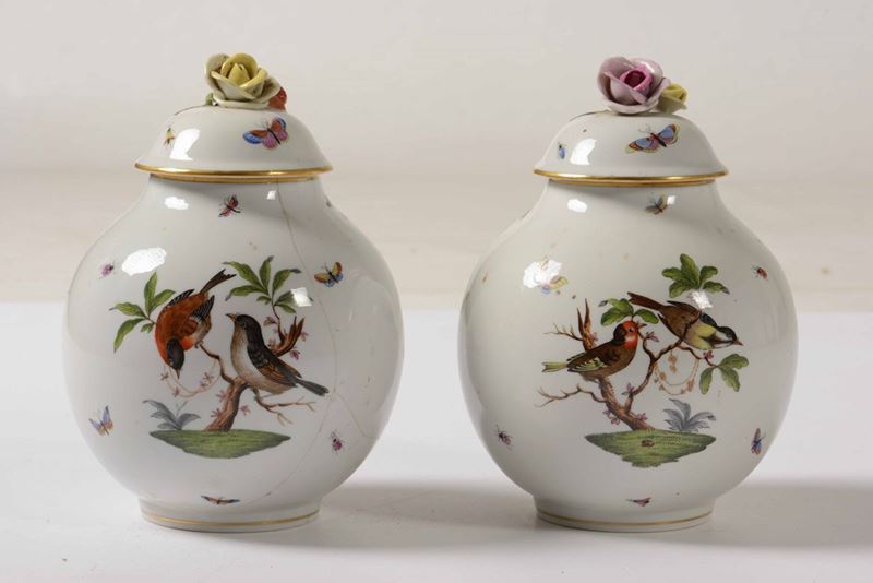 Coppia di vasi con coperchio "Rothschild"  Ungheria, manifattura Herend, 1941  - Asta Ceramiche e Vetri | Cambi Time - Cambi Casa d'Aste