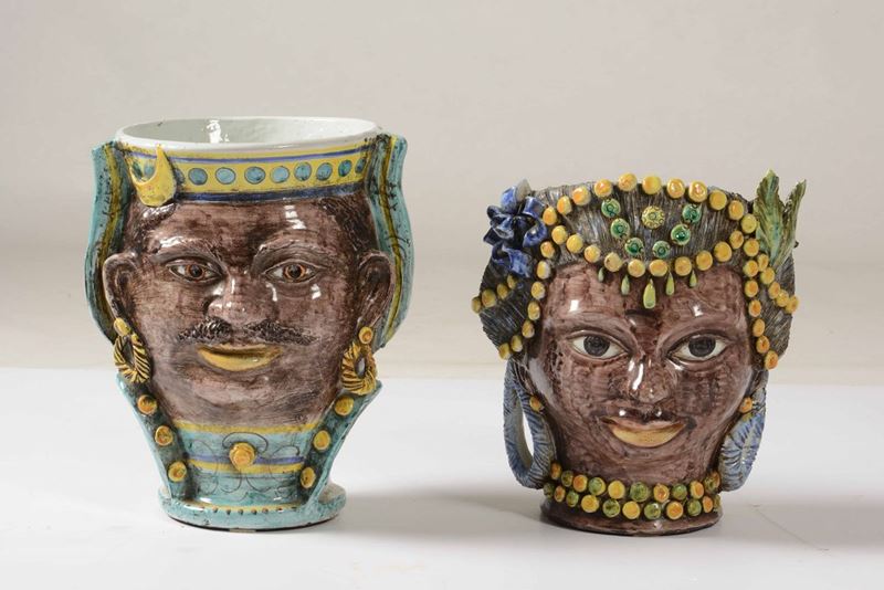 Coppia di vasi "Testa di moro"  Sicilia, Caltagirone, XX secolo  - Auction Ceramics and Glass | Timed Auction - Cambi Casa d'Aste