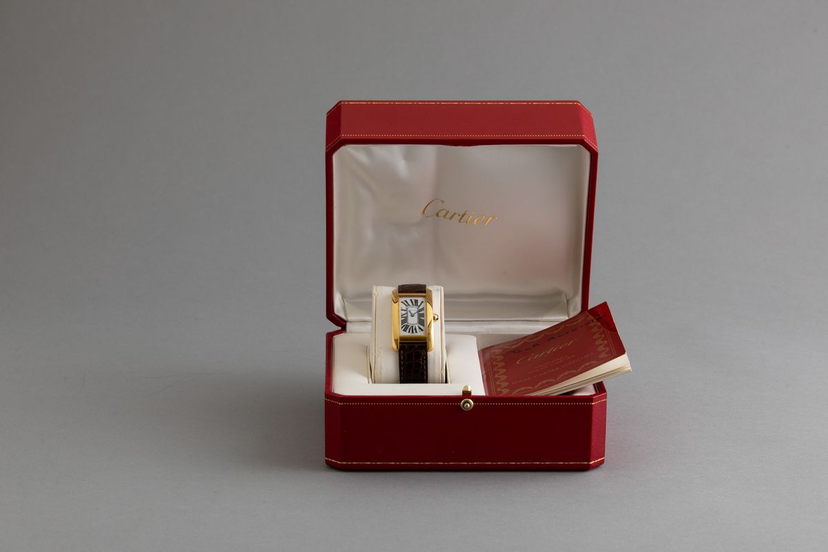 Cartier - Tank Americaine in Oro 18k con Quadrante Bianco e Numeri Romani, Movimento al Quarzo. A...