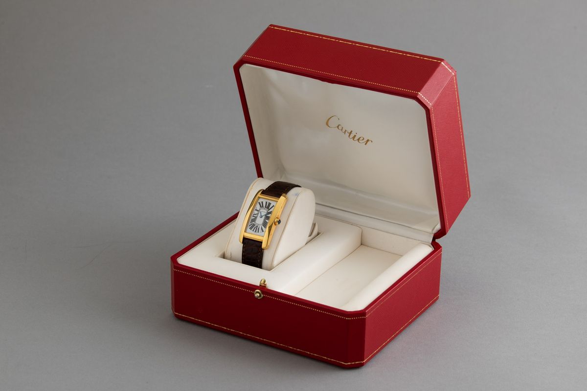 Cartier - Tank Americaine in Oro 18k con Quadrante Bianco e Numeri Romani, Movimento al Quarzo. A...
