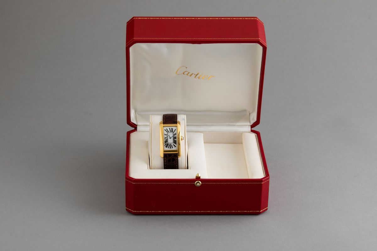 Cartier - Tank Americaine in Oro 18k con Quadrante Bianco e Numeri Romani, Movimento al Quarzo. A...
