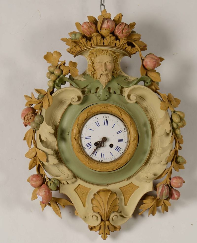 Pendola da muro con cassa in legno policromo intagliato. XX secolo  - Asta Una Proprietà Lombarda | Cambi Time - Cambi Casa d'Aste