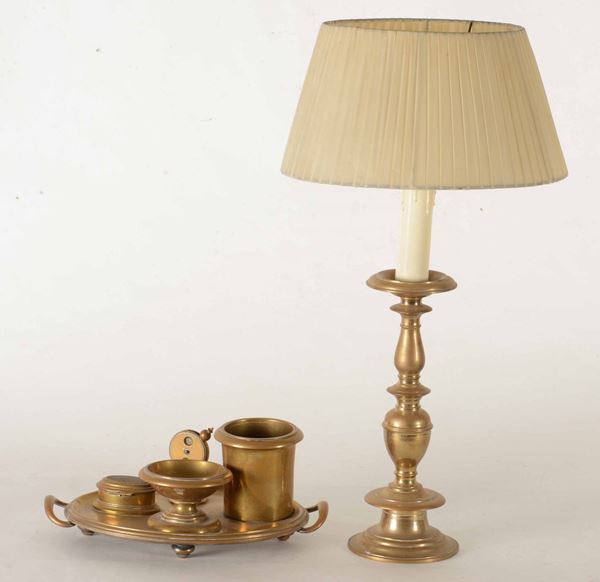 Set da scrivania e candeliere montato a lampada in ottone