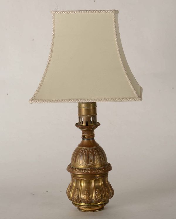 Vaso in metallo dorato montato a lampada