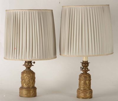 Due Lampade da Tavolo Diverse in Metallo Dorato con Decori in Rilievo. XX Secolo