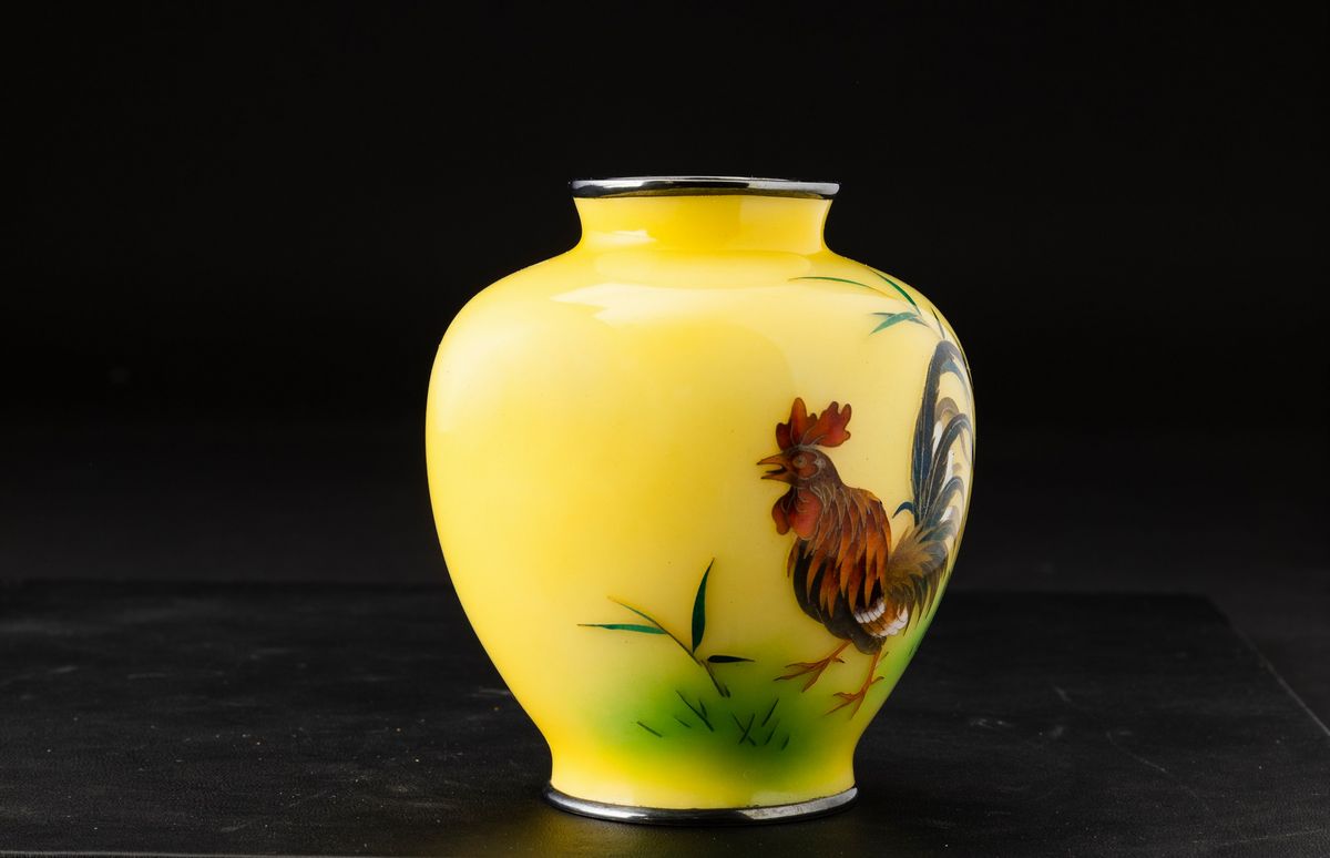 Piccolo Vaso in Smalto con Raffigurazioni di Galli Entro Paesaggio su Fondo Giallo, Giappone, And...
