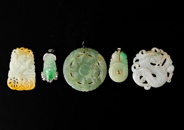 Lotto composto da cinque medaglioni scolpiti in giada e giadeite, Cina, Dinastia Qing, XIX secolo